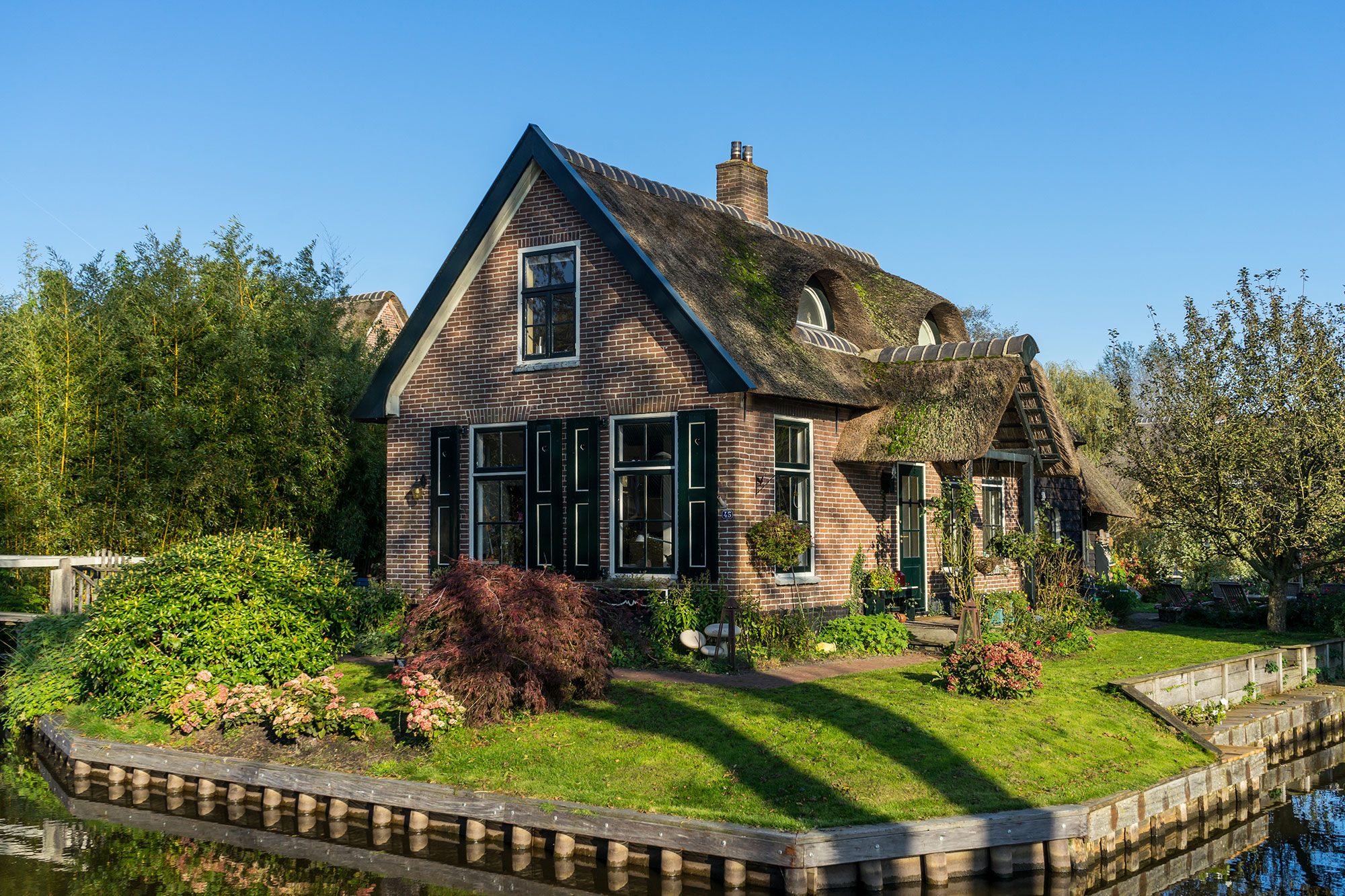 giethoorn-village-netherlands-2023-11-27-05-31-21-utc.jpg